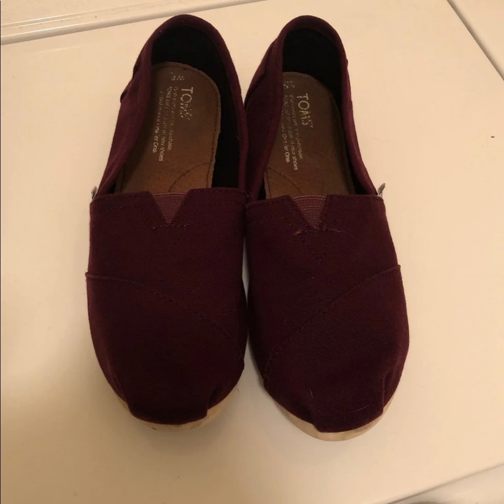 Maroon toms